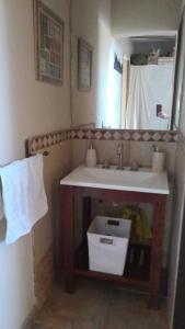 uma casa de banho com um lavatório e um espelho em Casa en Potrero de Garay em Potrero de Garay