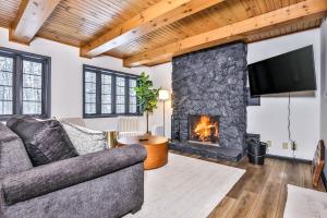 Ruang duduk di The Stone House- Minocqua