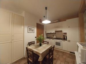 una cucina con tavolo e sedie in una stanza di Residenza La Cascata a Calolziocorte