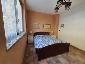 um quarto com uma cama e uma janela em Residenza La Cascata em Calolziocorte