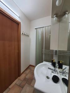 uma casa de banho com um lavatório branco e um chuveiro em Residenza La Cascata em Calolziocorte
