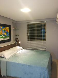 1 dormitorio con 1 cama grande y ventana en Lindo apartamento no bairro de Manaira, en João Pessoa