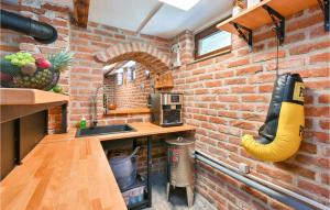 Kuchyň nebo kuchyňský kout v ubytování 2 Bedroom Cozy Home In Kobasicari