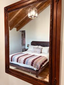 espejo que refleja una cama en una habitación en Alto el Monte 2 - AR1414, 