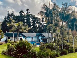 The Bridge House with private pool and jetty外面的花园