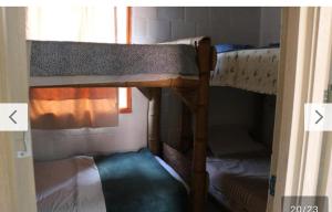 Cette petite chambre dispose de 2 lits superposés et d'une fenêtre. dans l'établissement Casita entera economica El Altillo, à Salento