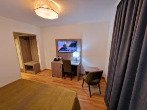 TV a/nebo společenská místnost v ubytování Sophien Hotel + 30 fotografií
