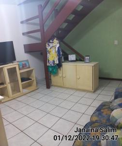 een woonkamer met een trap en een kamer met een bed bij Casa lagoa shopping Cabo Frio in Cabo Frio