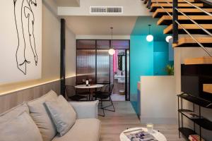 A seating area at Coeo Peña Design Apartments