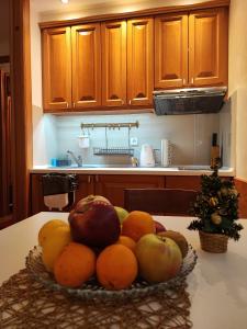 un cesto di frutta su un bancone in cucina di Apartman 602 a Kopaonik