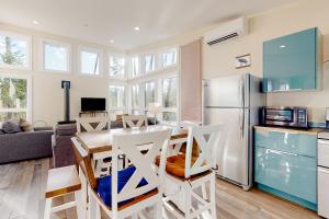 cocina y sala de estar con mesa y nevera en Tranquility Base, en Manzanita 9 fotos más