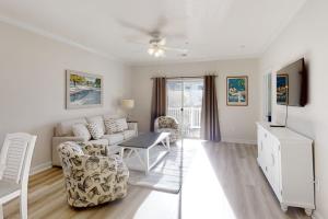 uma sala de estar com um sofá e uma mesa em Costa Del Ray em North Myrtle Beach