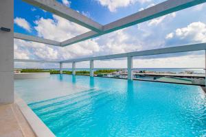 プラヤ・デル・カルメンにあるCeren 203の海の見える建物にあるプール