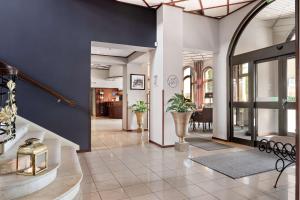 ein Wohnzimmer mit einer Treppe und eine Lobby in der Unterkunft Best Western Plus Grand Hotel in Halmstad