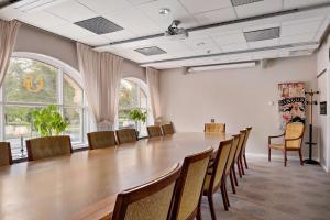 uma grande sala de conferências com uma grande mesa e cadeiras em Best Western Plus Grand Hotel em Halmstad