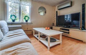En TV eller et underholdningssystem på 2 Bedroom Stunning Home In Aneby