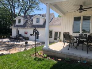 una casa con patio con mesa y sillas en Villa in the Vines, en Niagara on the Lake