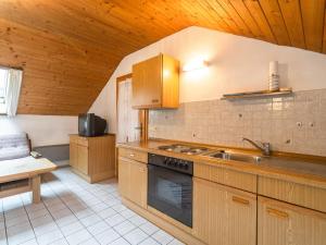 eine Küche mit einer Spüle und einem Herd Top-Backofen in der Unterkunft Delightful Holiday Home in Unterammergau with Terrace in Unterammergau