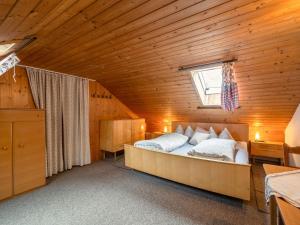 ein Schlafzimmer mit einem Bett in einer Holzhütte in der Unterkunft Delightful Holiday Home in Unterammergau with Terrace in Unterammergau