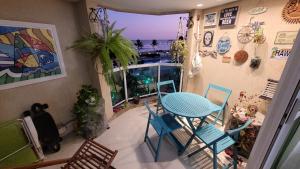 Cette chambre dispose d'un balcon avec une table et des chaises. dans l'établissement Meu Resort no Recreio - RJ, à Rio de Janeiro