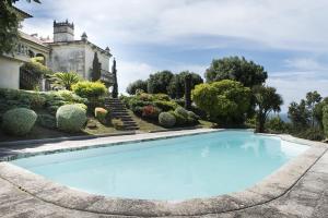 A piscina localizada em AmazINN Places Mansion con piscina y vistas al mar ou nos arredores