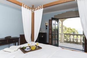 Cama ou camas em um quarto em AmazINN Places Mansion con piscina y vistas al mar