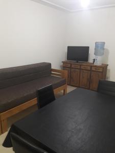 sala de estar con 2 sofás y TV en Apart Soles II en Río Cuarto