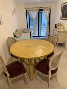 a table and chairs in a room with a bedroom at Hermoso departamento boutique con pileta in Salta +2 photos