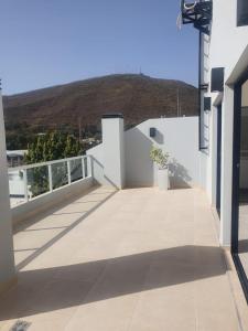 a balcony of a building with a mountain in the background at Hermoso departamento boutique con pileta in Salta
