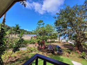 德雷克Osa Corcovado Lodge的从房子的阳台看到的景色