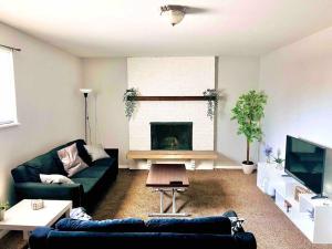 sala de estar con sofá y chimenea en Modern Home Near Downtown en Denver