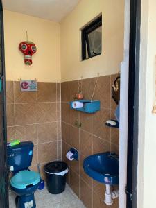 a bathroom with a blue toilet and a sink at Hostal 23 in San Cristóbal de Las Casas