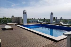 a large swimming pool on top of a building at UBICACION PERFECTA Y CONFORT- 5TA SECCION in Mendoza