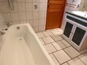 Bilik mandi di Gîte idéal pour cure thermale, proche port de plaisance, terrasse et grand terrain. - FR-1-589-69 +27 gambar