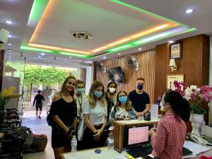 um grupo de pessoas usando máscaras faciais em uma loja em Hong Thien 1 Hotel em Hue