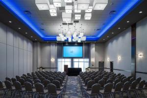 una sala conferenze con sedie e schermo di proiezione di Holiday Inn Express & Suites Sioux City North - Event Center, an IHG Hotel a Dakota Dunes
