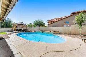 einen Pool im Hinterhof eines Hauses in der Unterkunft Sonoran Oasis in Mesa