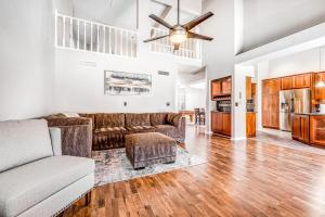 ein Wohnzimmer mit einem Sofa und einem Deckenventilator in der Unterkunft Sonoran Oasis in Mesa