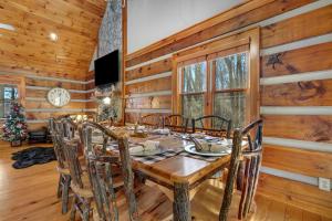 uma sala de jantar com uma mesa de madeira e cadeiras em Casa Tweetsie em Banner Elk