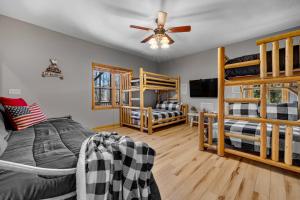 um quarto com 2 beliches e uma ventoinha de tecto em Casa Tweetsie em Banner Elk