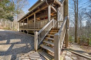uma grande casa de madeira com escadas que levam até ela em Casa Tweetsie em Banner Elk