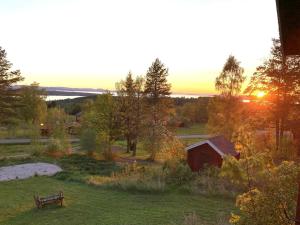 泰爾貝里的住宿－Holiday home Tällberg II，背景日落的田野长椅