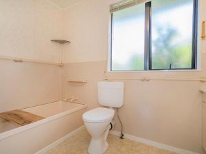 Ένα μπάνιο στο Treasure on Chestnut - Tairua Holiday Home +16 φωτογραφίες