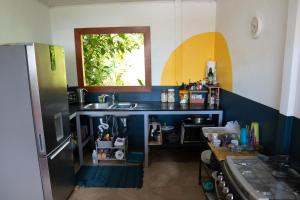 eine Küche mit einer Spüle und einer Arbeitsplatte in der Unterkunft Osa de Rio in Uvita