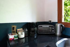 eine Theke mit einem Toaster und einer Kaffeemaschine darauf in der Unterkunft Osa de Rio in Uvita