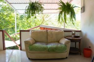 ein Wohnzimmer mit einem Sofa und einem Tisch in der Unterkunft Osa de Rio in Uvita