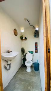 Vonios kambarys apgyvendinimo įstaigoje Calypso cabanas