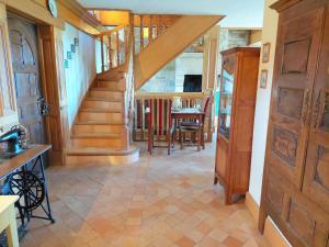 Telewizja i/lub zestaw kina domowego w obiekcie Granite House in Brittany with Sea Views