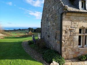 Ogród w obiekcie Granite House in Brittany with Sea Views