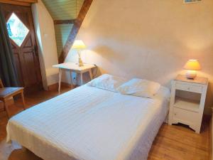 1 dormitorio con 1 cama y 1 mesa con lámpara en Breton granite stone house with fantastic sea views, en Saint-Pol-de-Léon